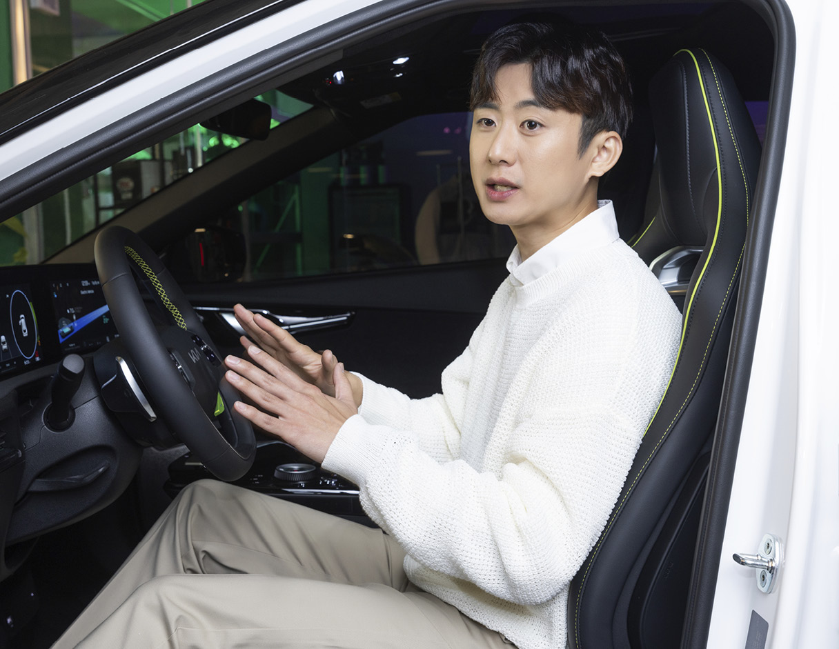 Senior researcher Kangho Jung explains while sitting in the driver's seat of the EV6 GT