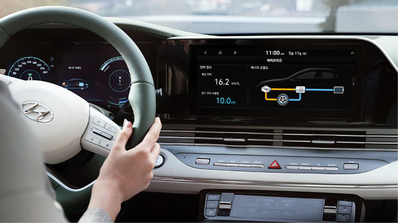 하이브리드 작동 상황을 보여주는 인포테인먼트 화면 모습