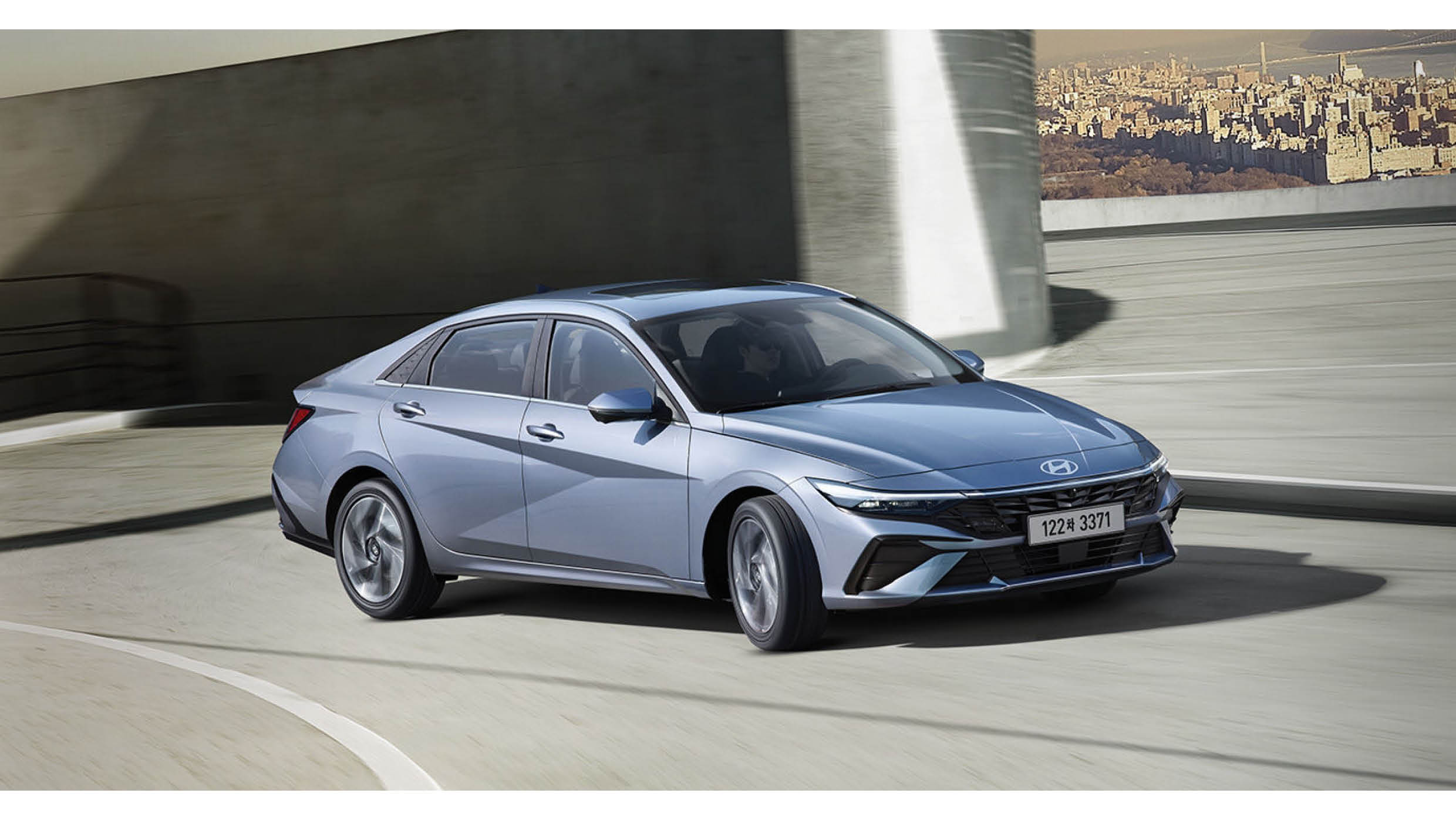 현대자동차 더 뉴 아반떼의 주행 모습