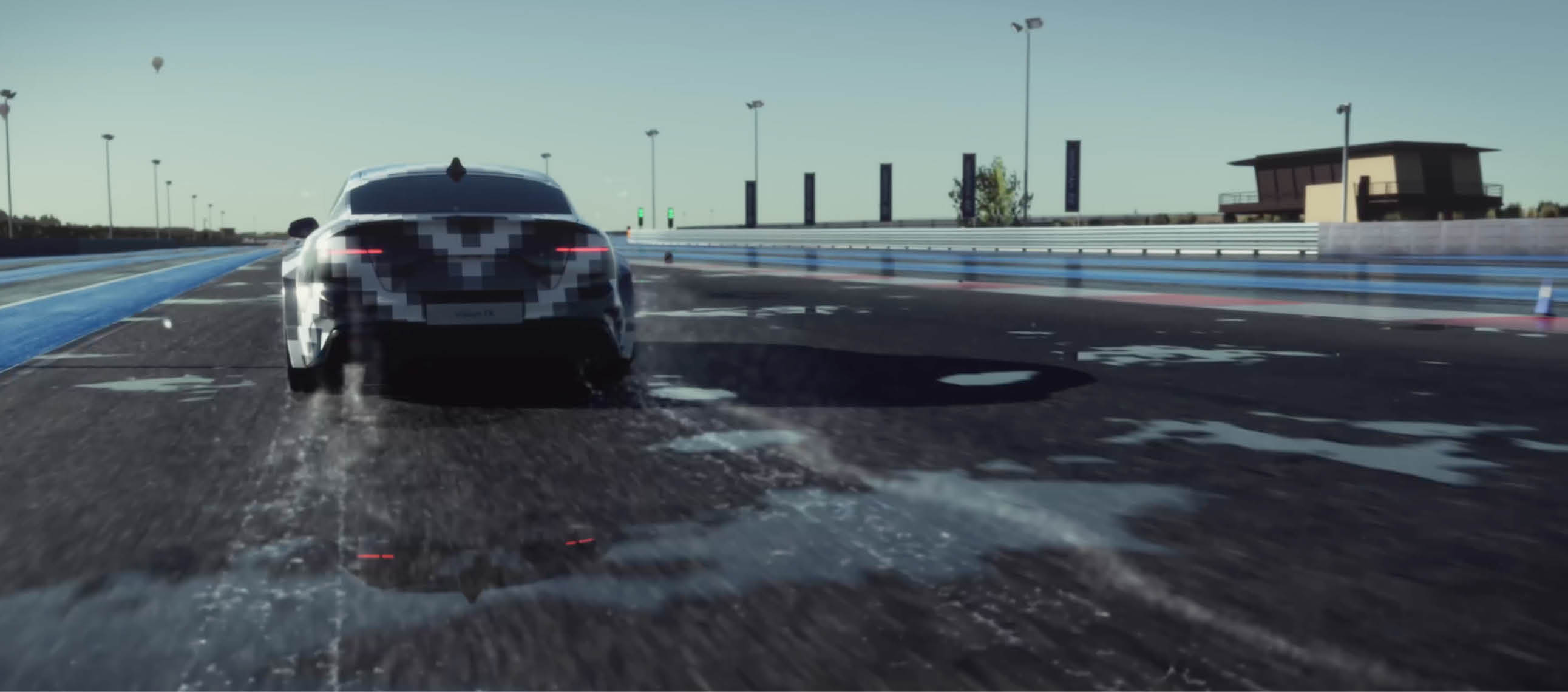 시험 주행 코스를 질주 중인 비전 FK의 리어뷰