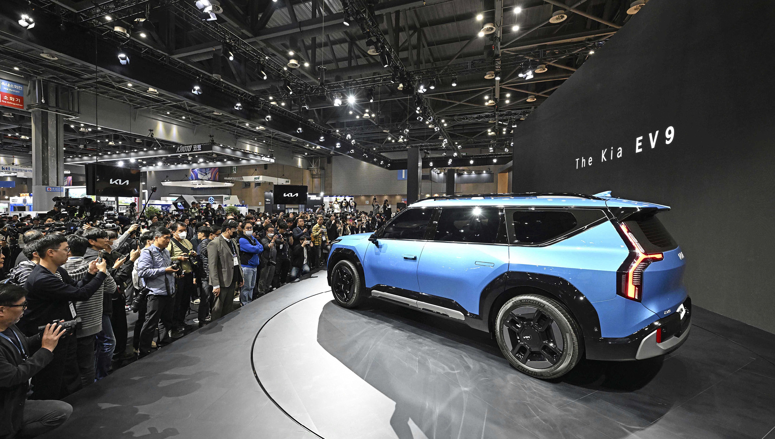 EV9을 취재진에게 공개한 기아