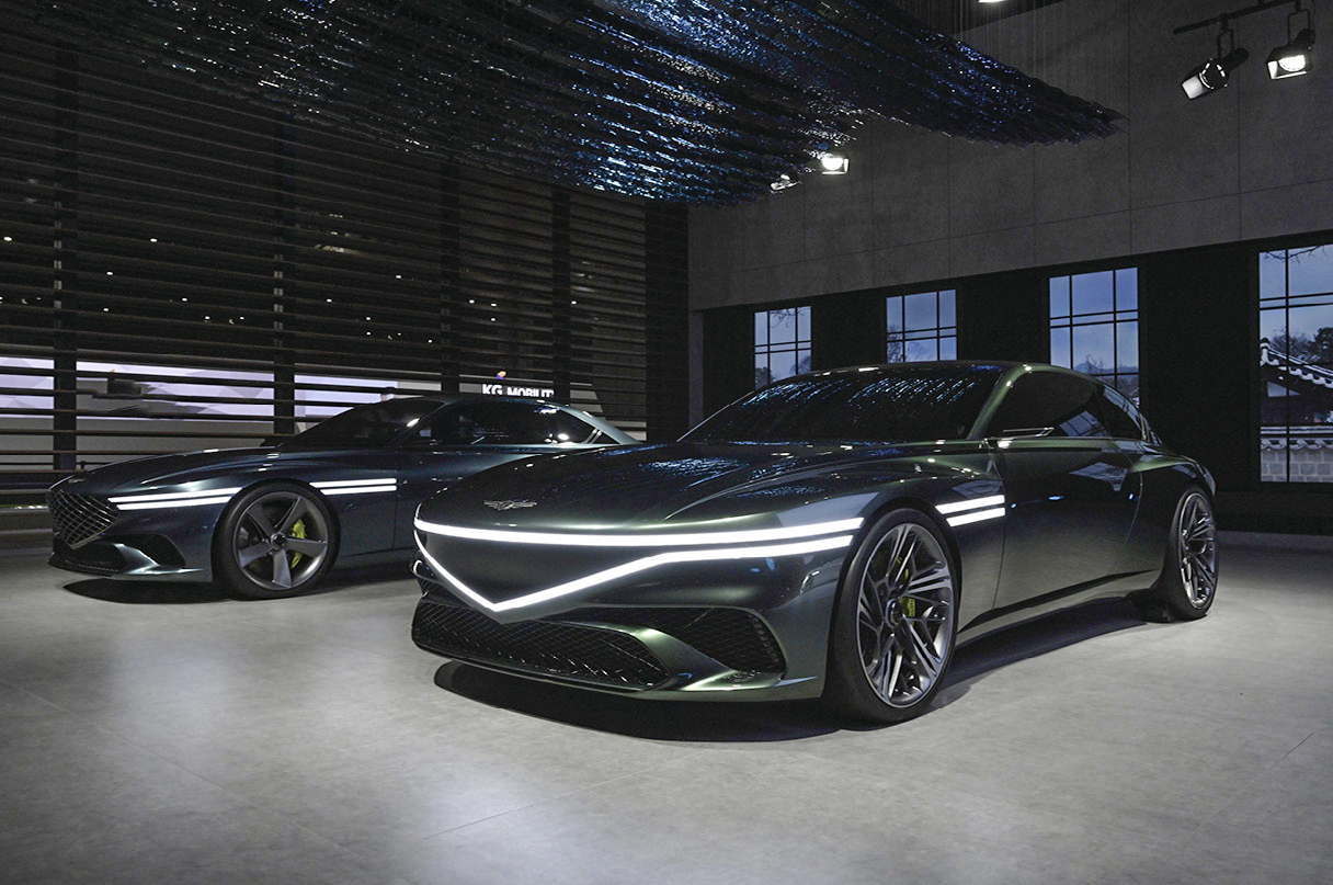 제네시스 전시관의 콘셉트카 엑스와 엑스 스피디움 쿠페