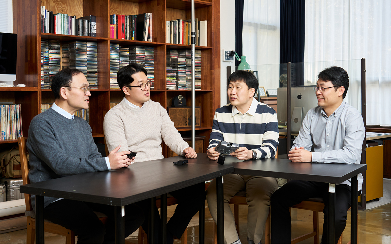 The researchers who developed the built-in cam 2