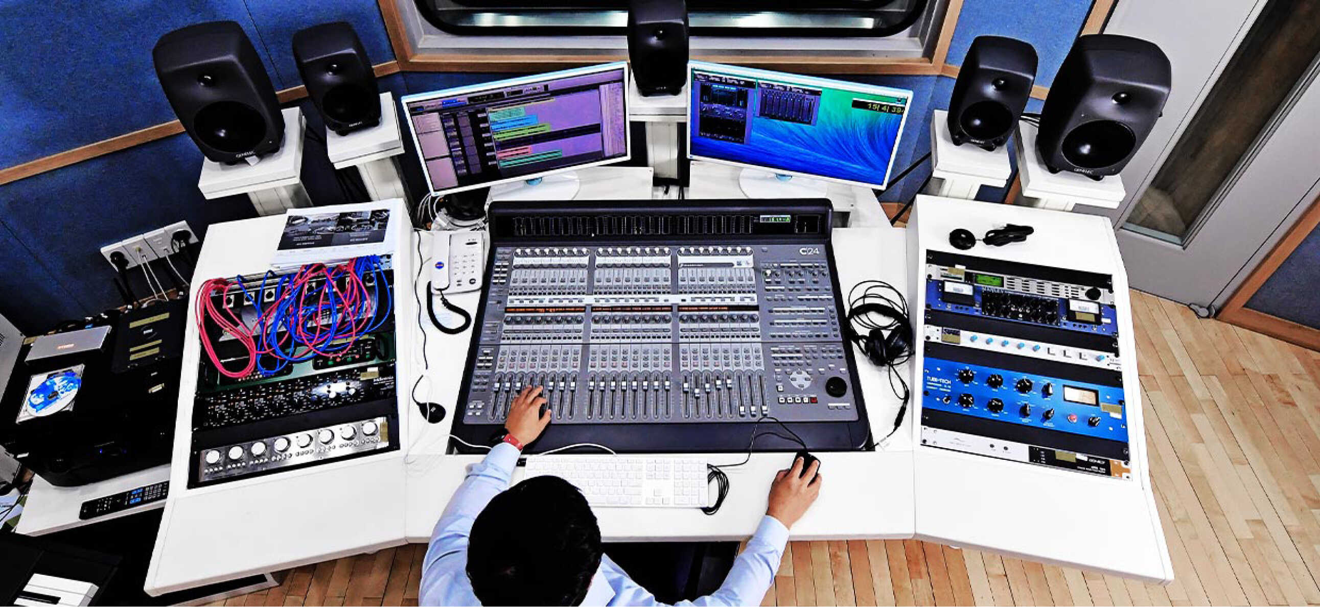 사운드 연구에 몰입한 연구원의 모습