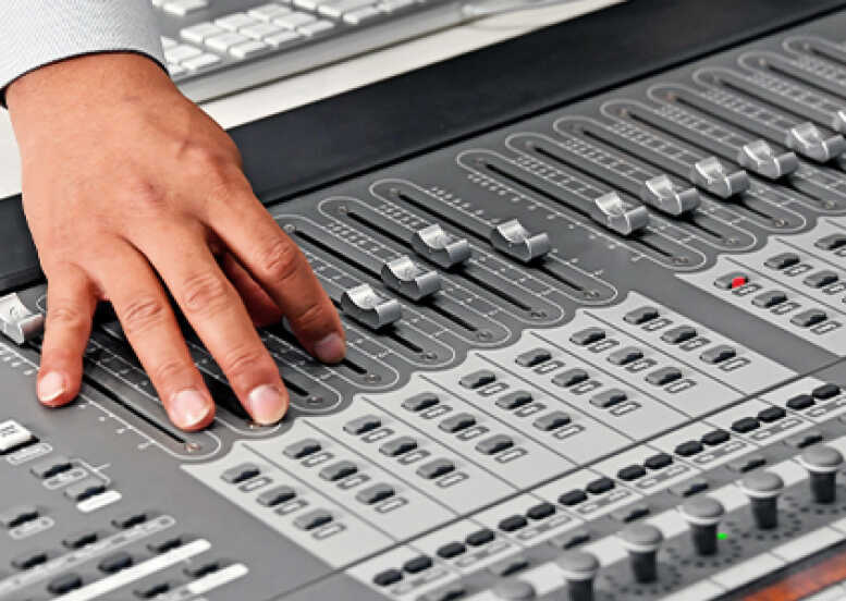 사운드 연구 관련 기계를 조작하는 연구원의 손 동작