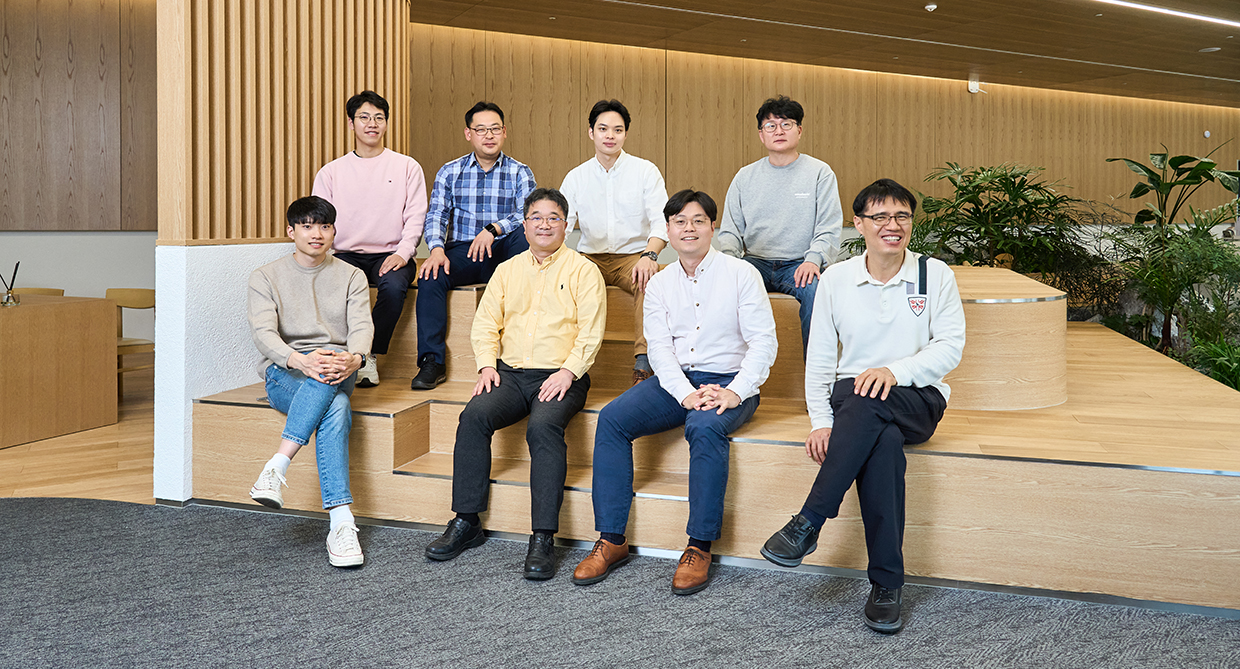 열에너지시스템리서치랩 구성원이 의자에 앉아 기념 사진 포즈를 취한 모습