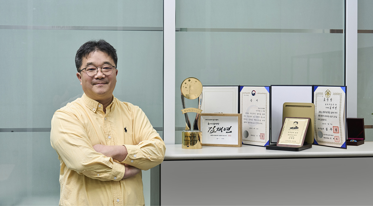 김재연 연구위원이 상장 옆에서 포즈를 취한 모습