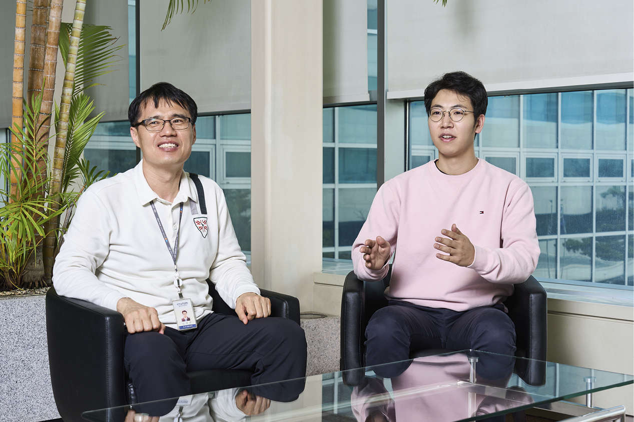 김영준 책임연구원과 김연호 책임연구원이 나란히 의자에 앉아서 이야기하는 모습