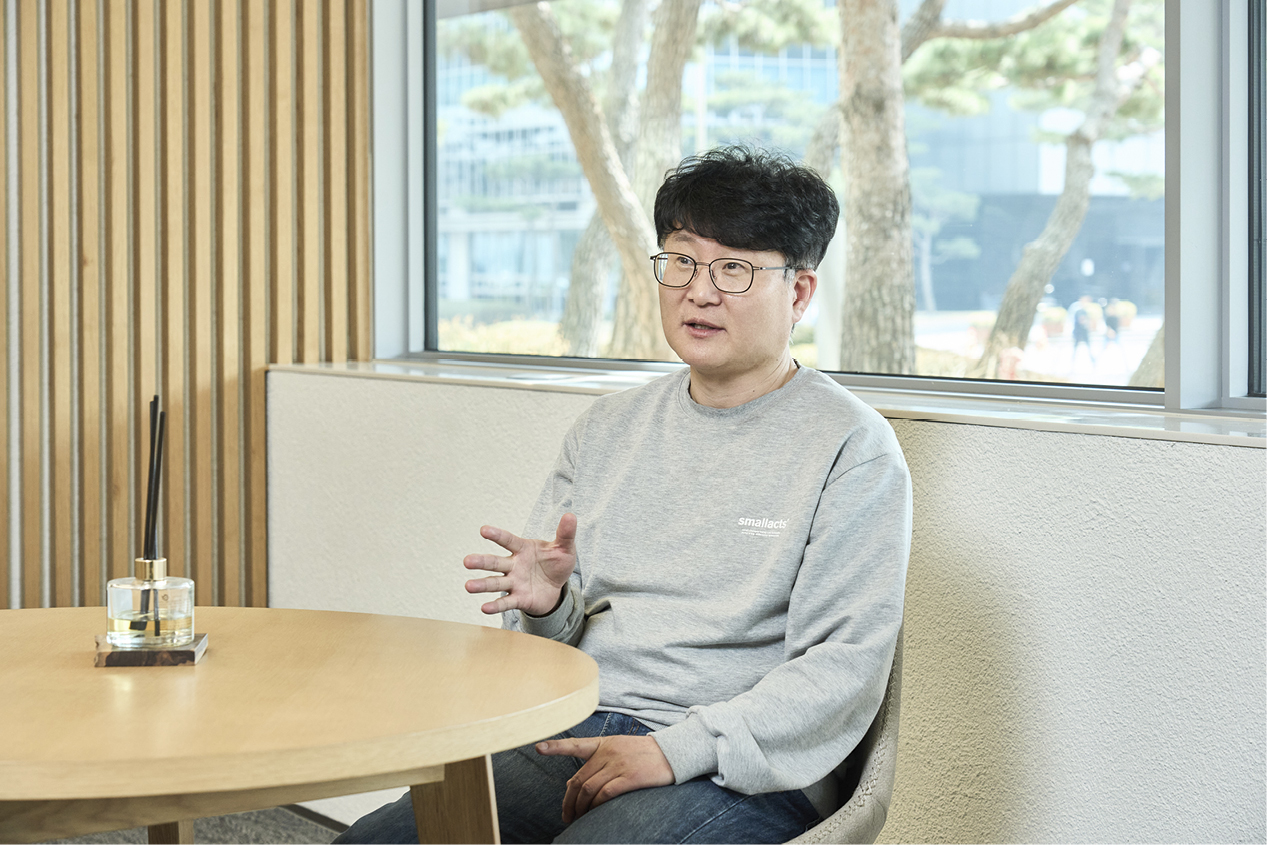 박만희 책임연구원이 의자에 앉아 설명하는 모습