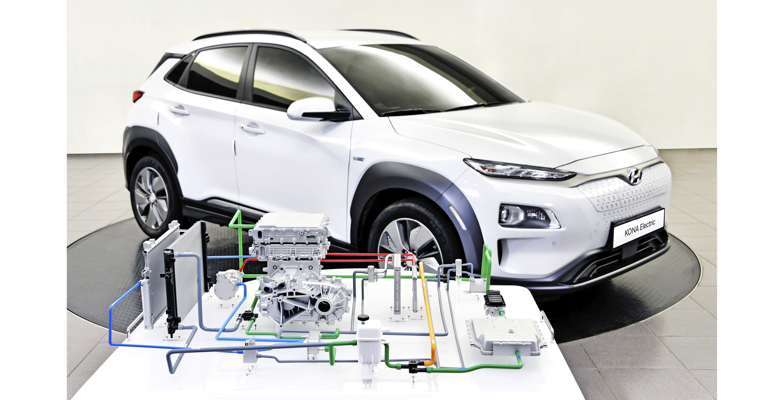 코나 전기차와 함꼐 전시된 고효율 히트펌프의 모습