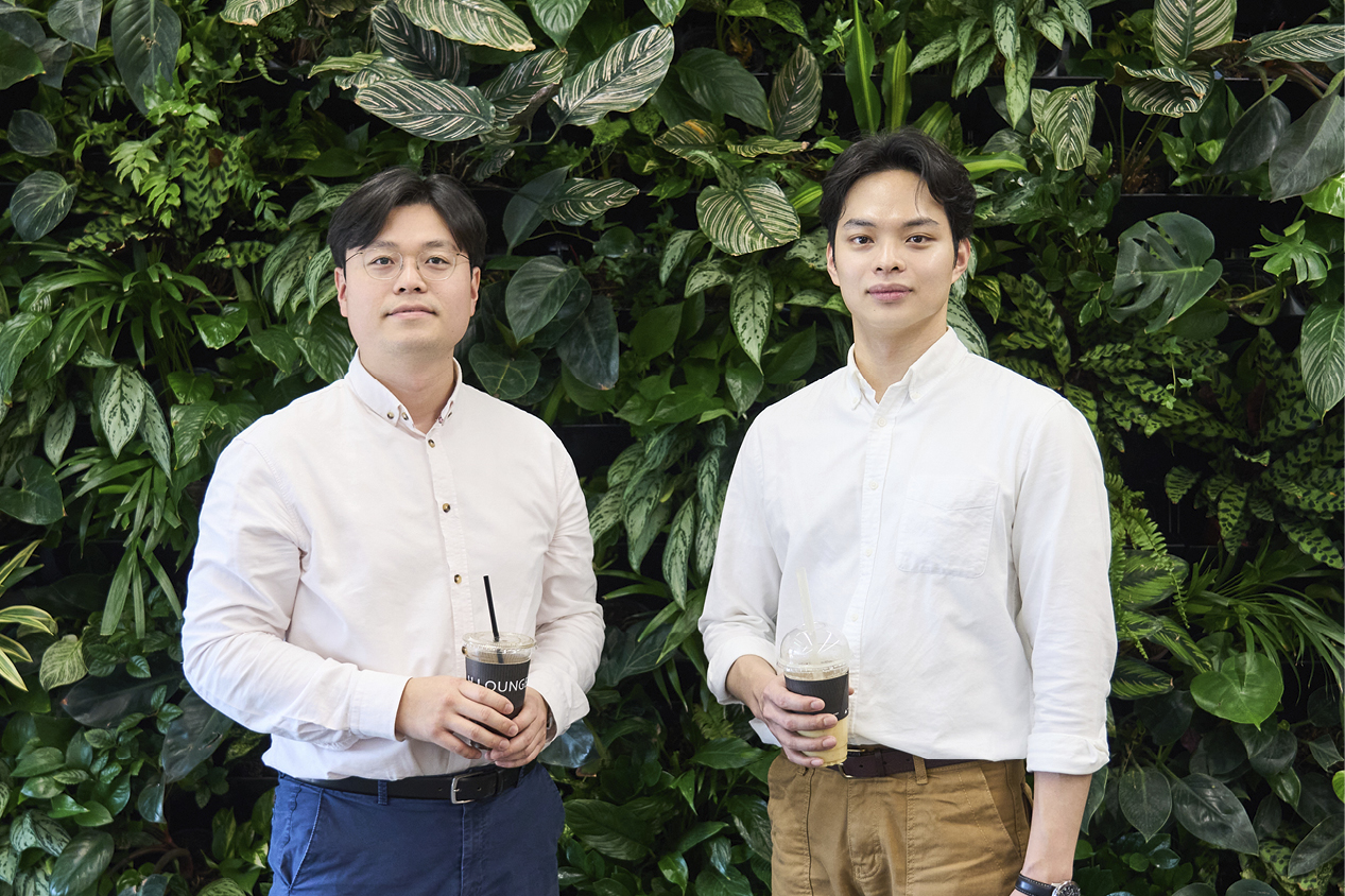 김귀택 책임연구원과 김재완 연구원이 정면에 선 모습