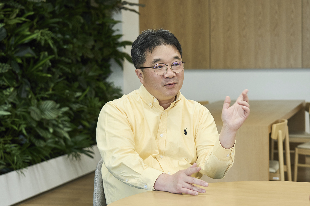 김재연 연구위원이 의자에 앉아 설명하는 모습