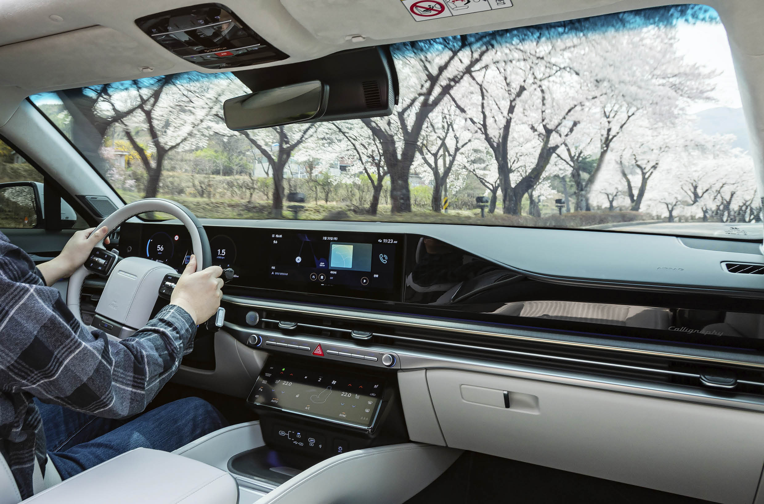 한 운전자가 7세대 그랜저의 운전대를 잡고 도로를 달리고 있다