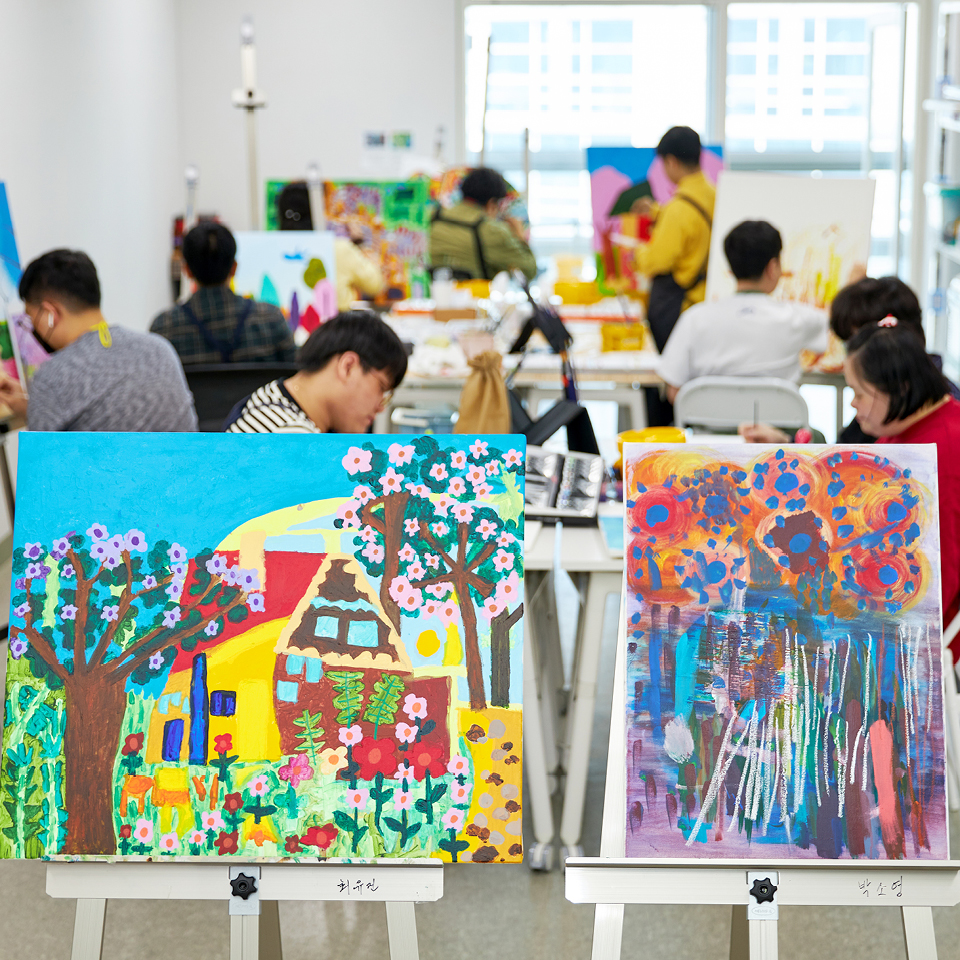 현대엔지니어링 발달장애인 미술 작가 9인이 작업실에서 그림을 그리고 있다