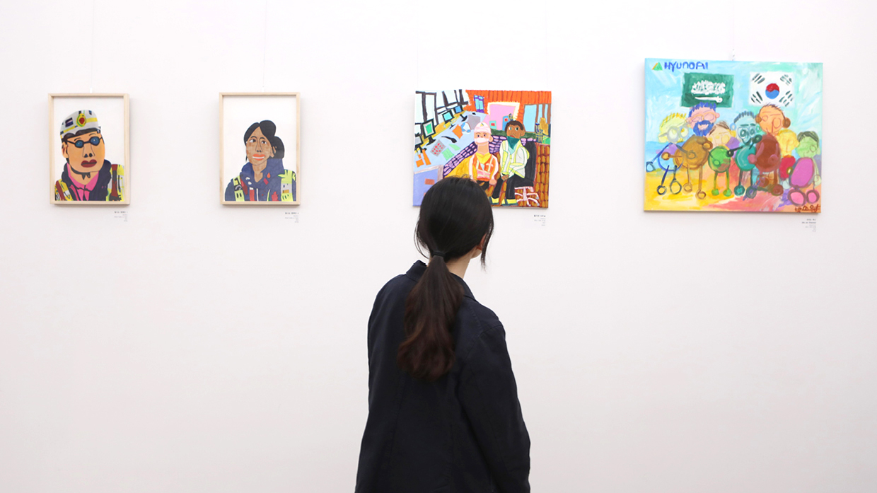 미술 작품을 감상 중인 현대엔지니어링 직원