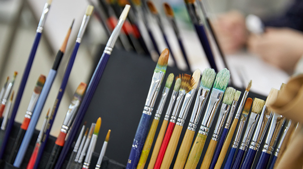 가지런히 놓인 미술붓들