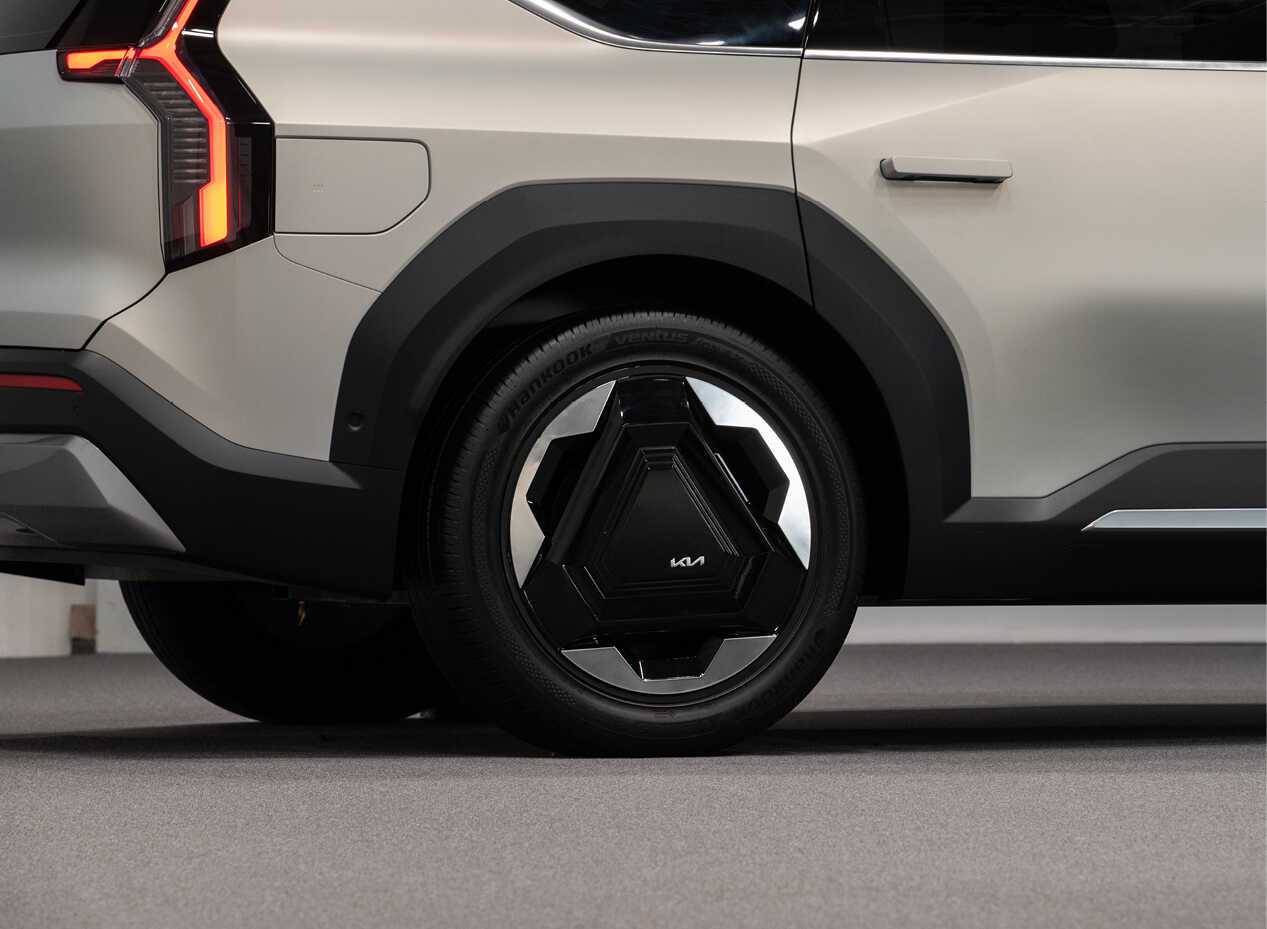 Kia EV9 triangular design theme wheel