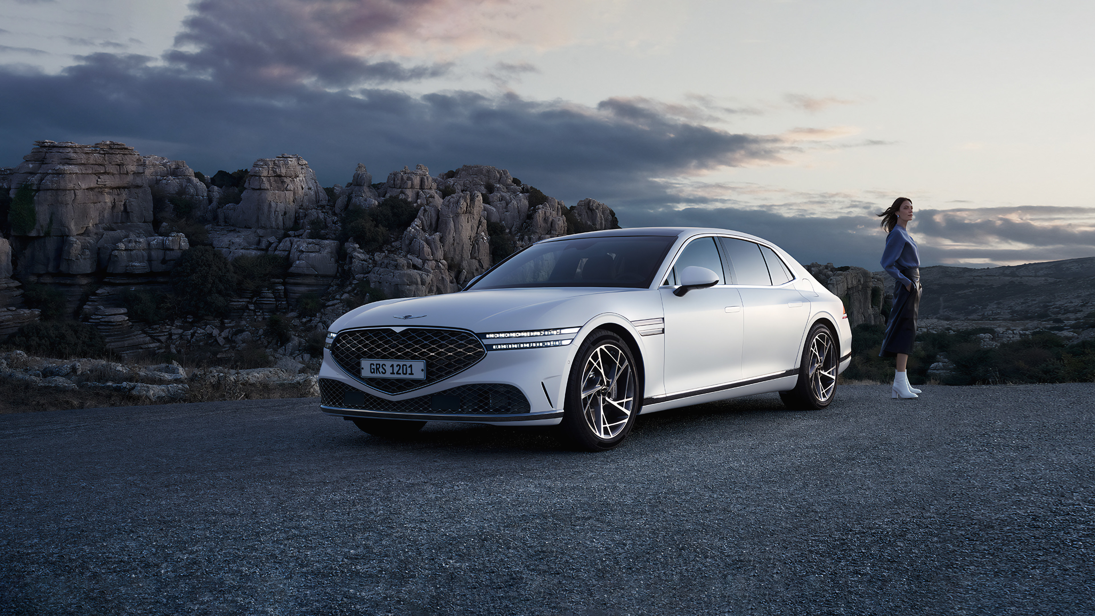 G90과 서있는 여자 모델의 모습