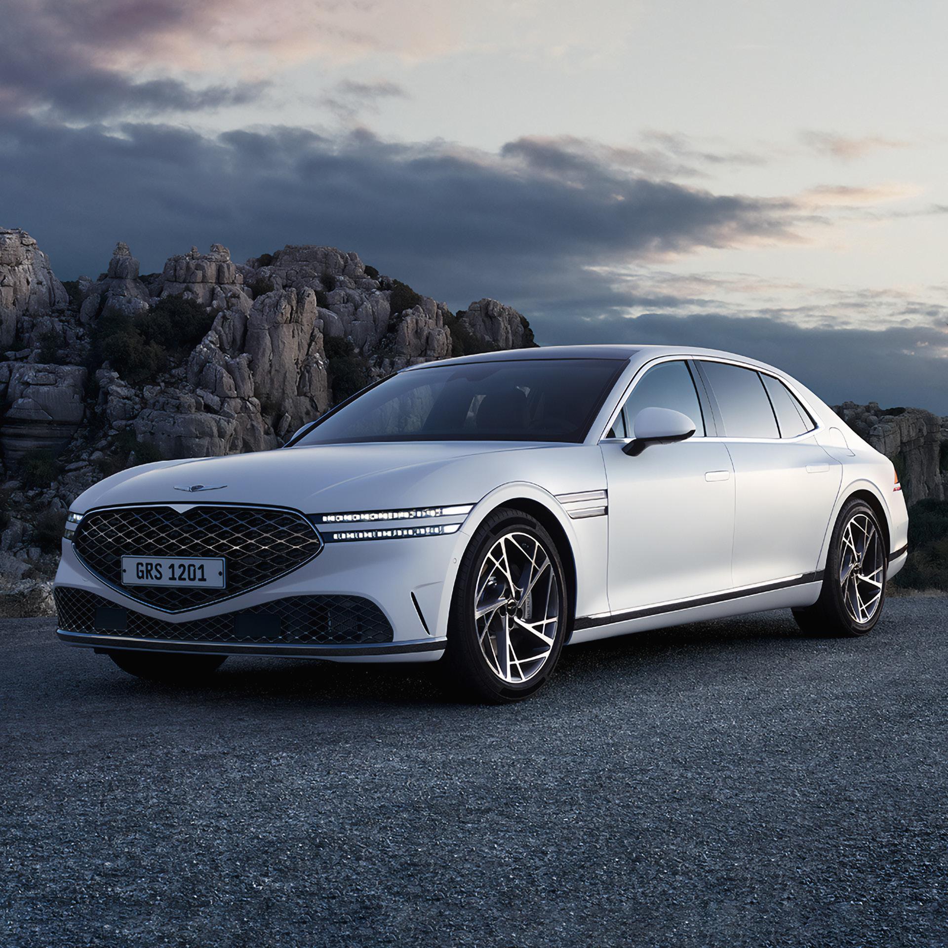 G90과 서있는 여자 모델의 모습