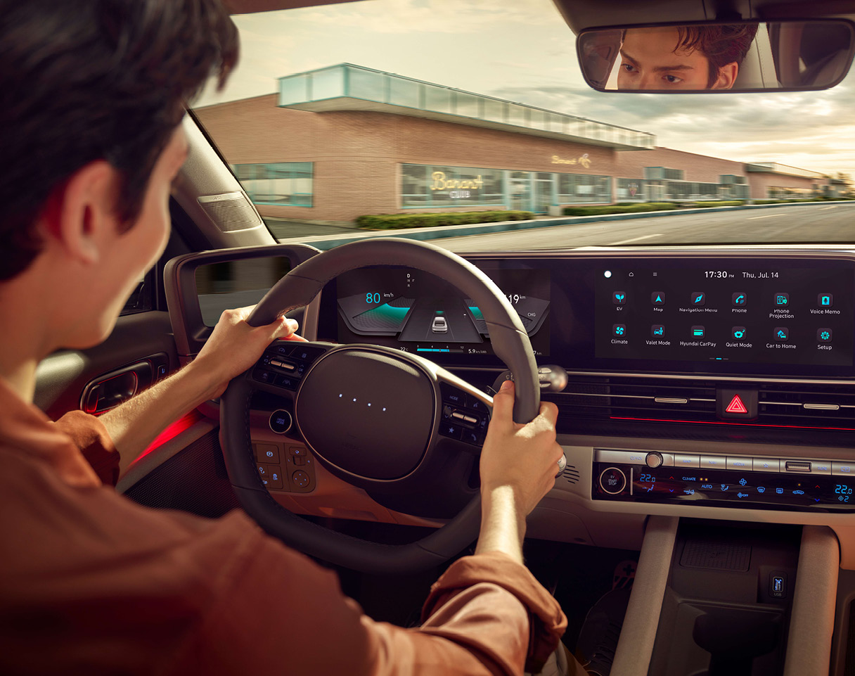 남자 모델이 운전하는 모습