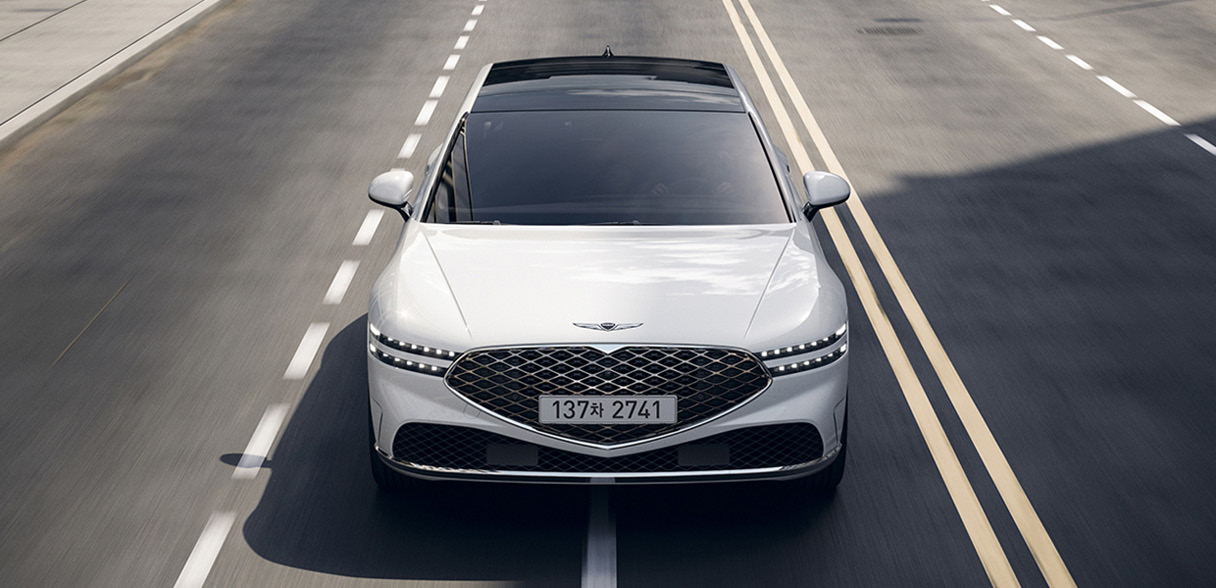 주행하는 G90의 정면 모습