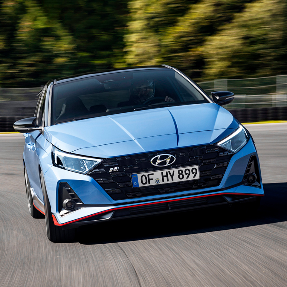 현대차 i20 N이 서킷을 주행하는 정면 모습