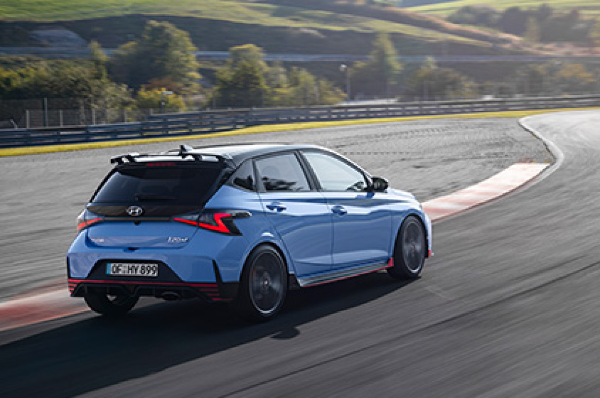 현대차 i20 N이 서킷을 주행하는 후면부 모습