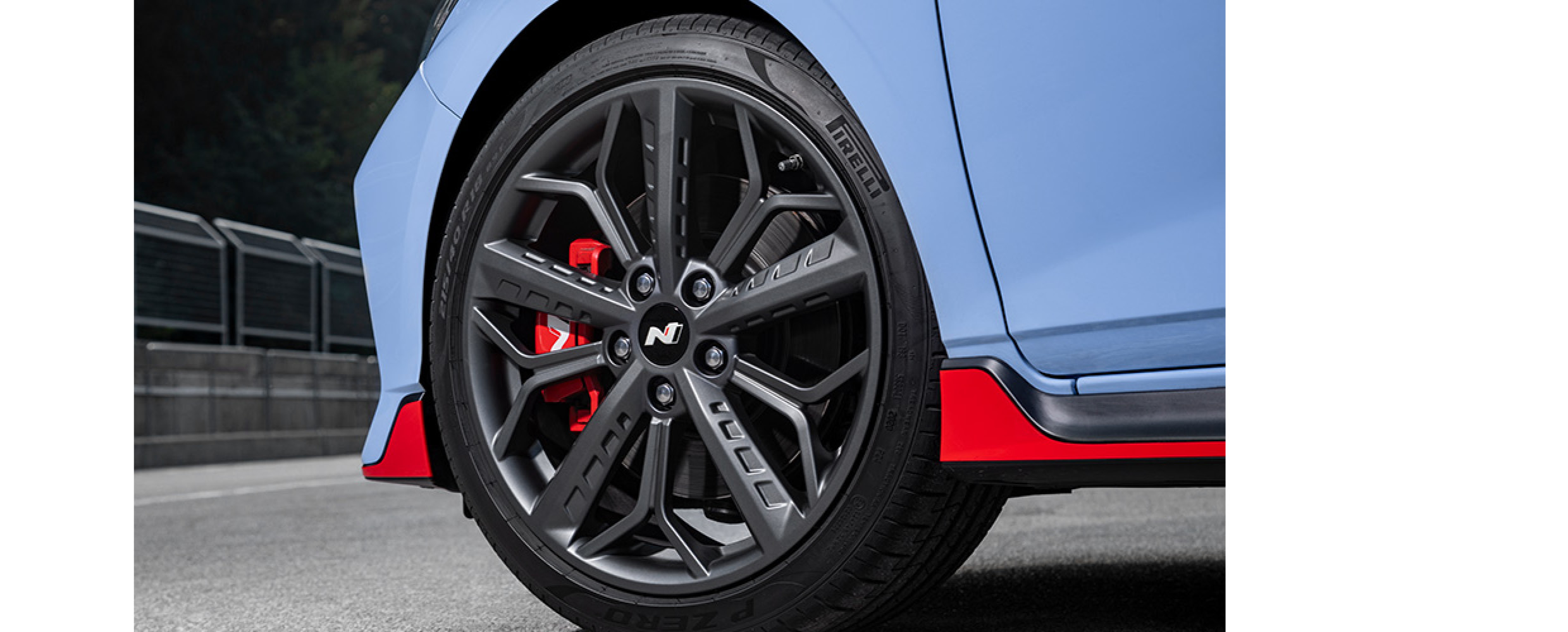 현대차 i20 N의 전륜 휠 모습