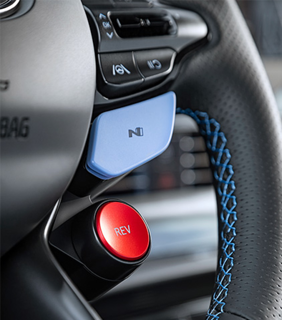 현대차 i20 N 운전대를 클로즈업한 모습