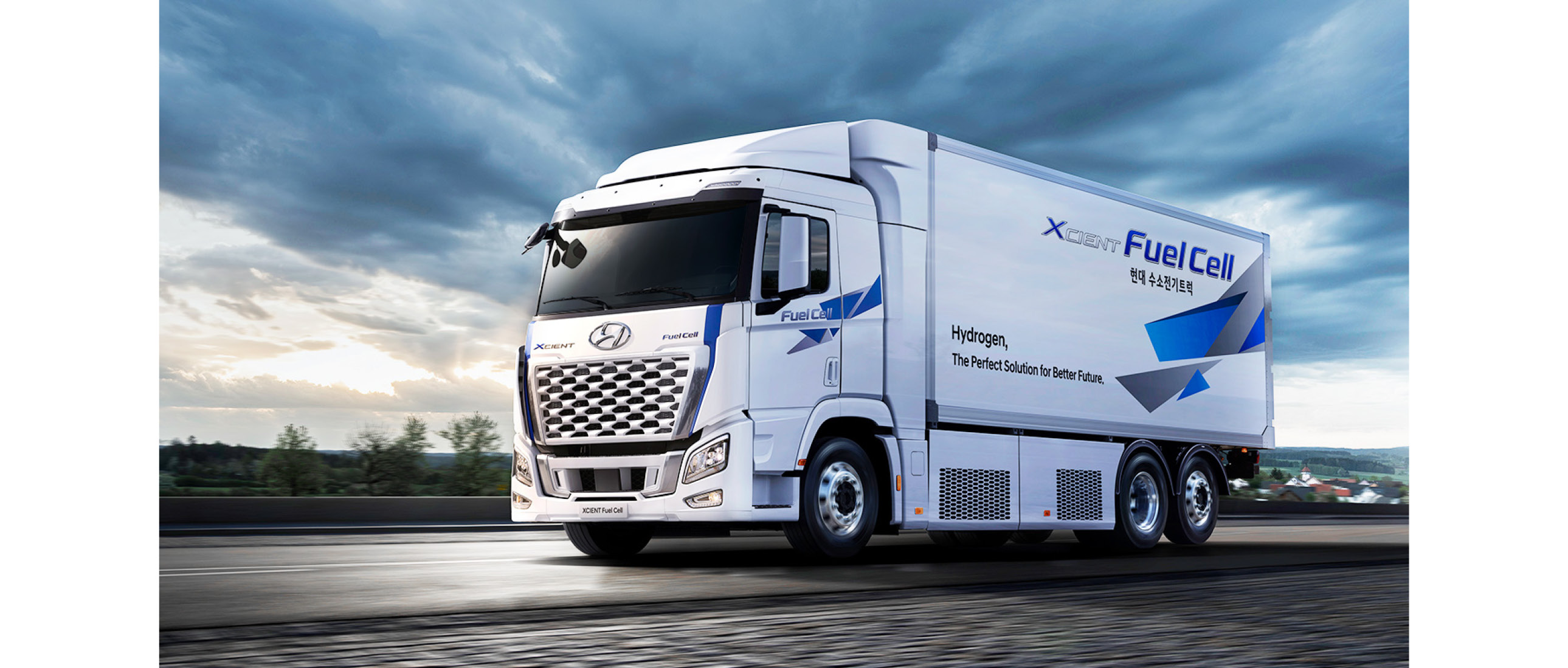 도로를 달리는 엑시언트 FCEV
