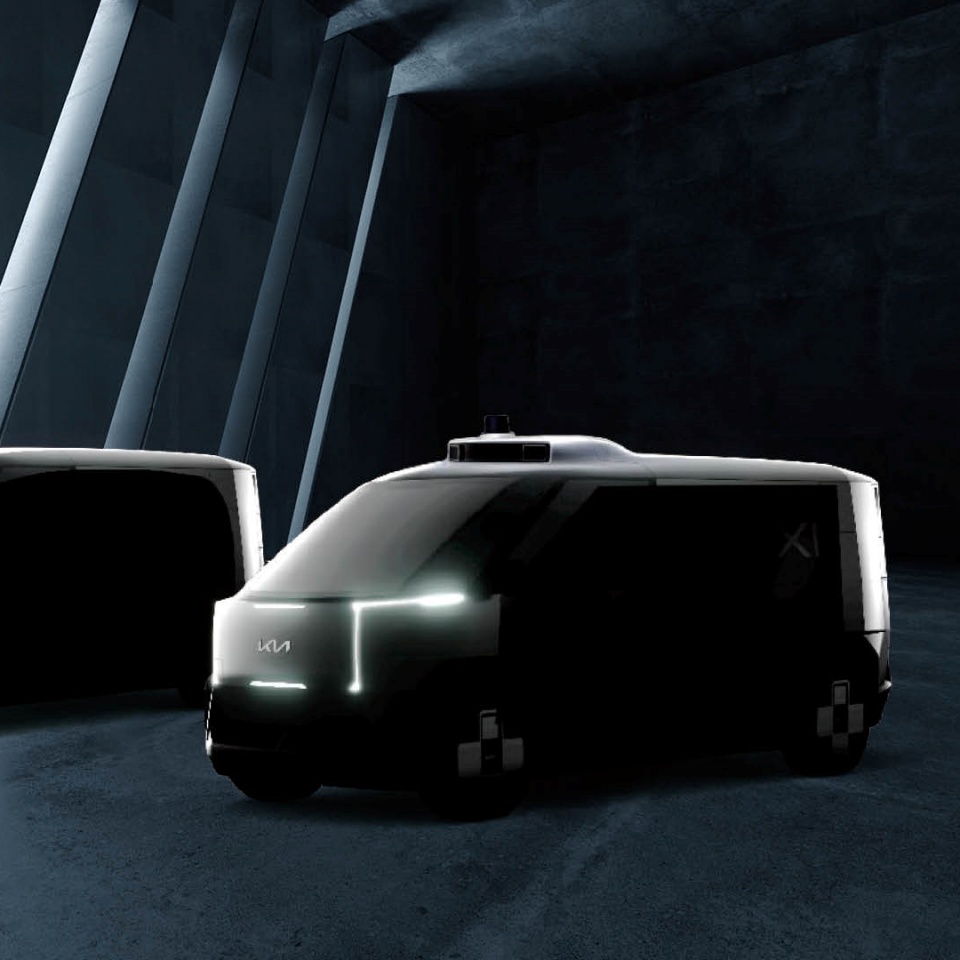 어둠 속에서 빛을 받고 서 있는 2개의 기아 PBV 모형 이미지