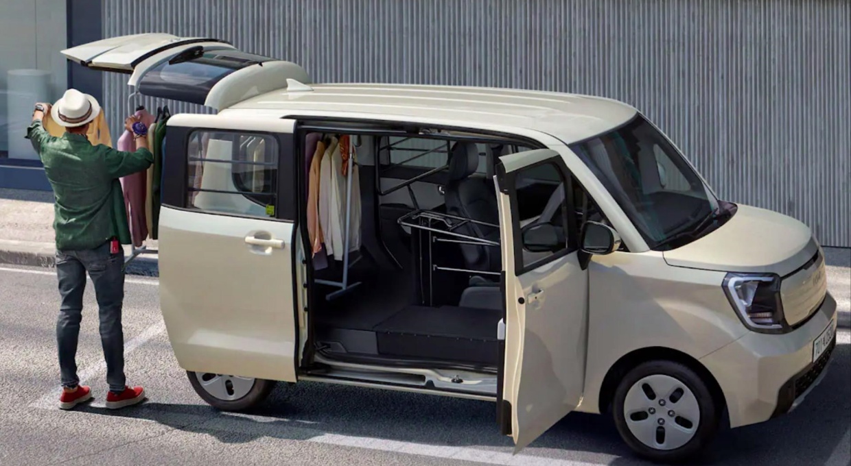 레이 내부에 옷을 수납하는 모습