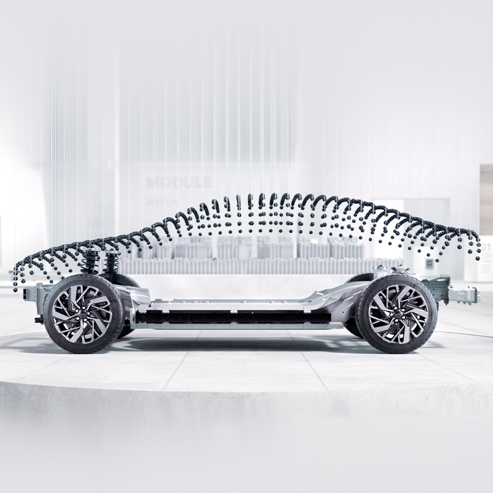 E-GMP 플랫폼 위로 자동차의 모습을 형상화한 모습