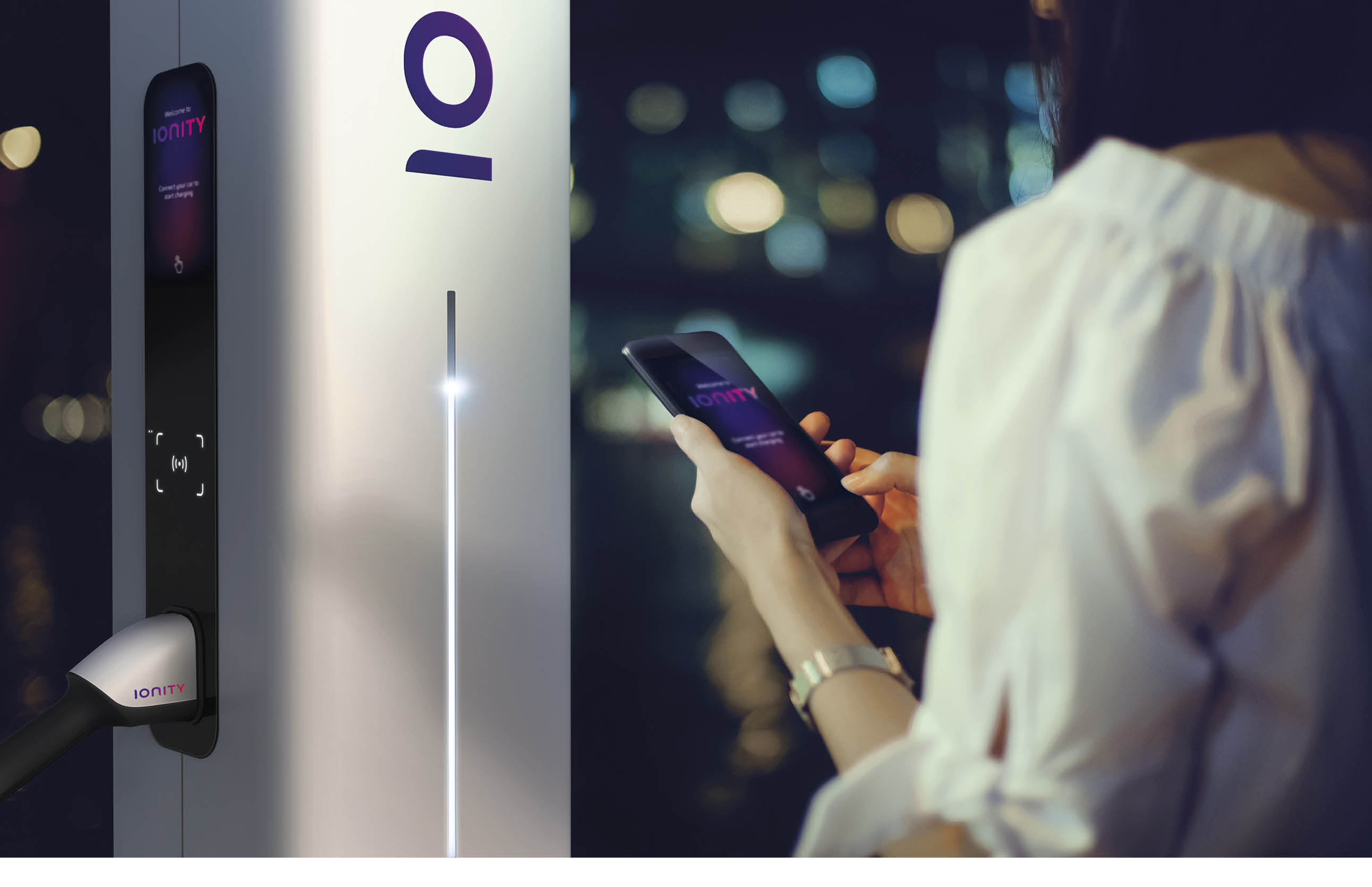 앱을 사용해 아이오니티 충전 설비를 이용하는 모습