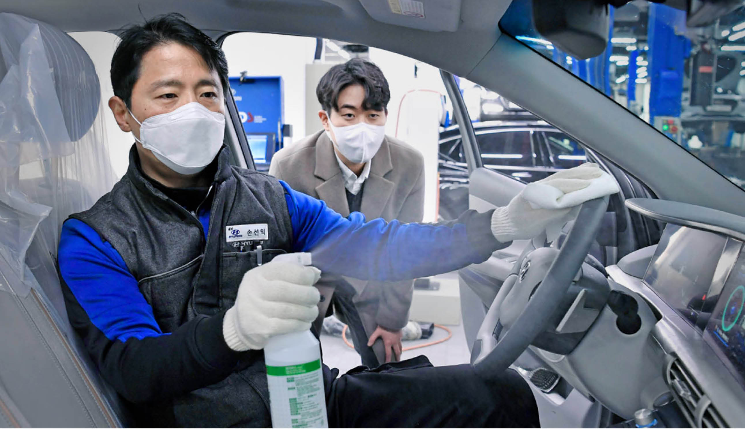 차량 내 방역 작업을 하고 있는 모습