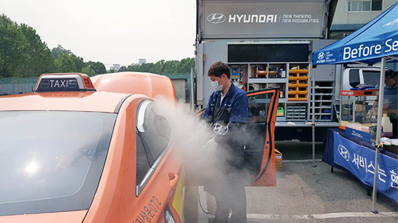 택시 차량의 방역 작업을 실시하고 있는 모습