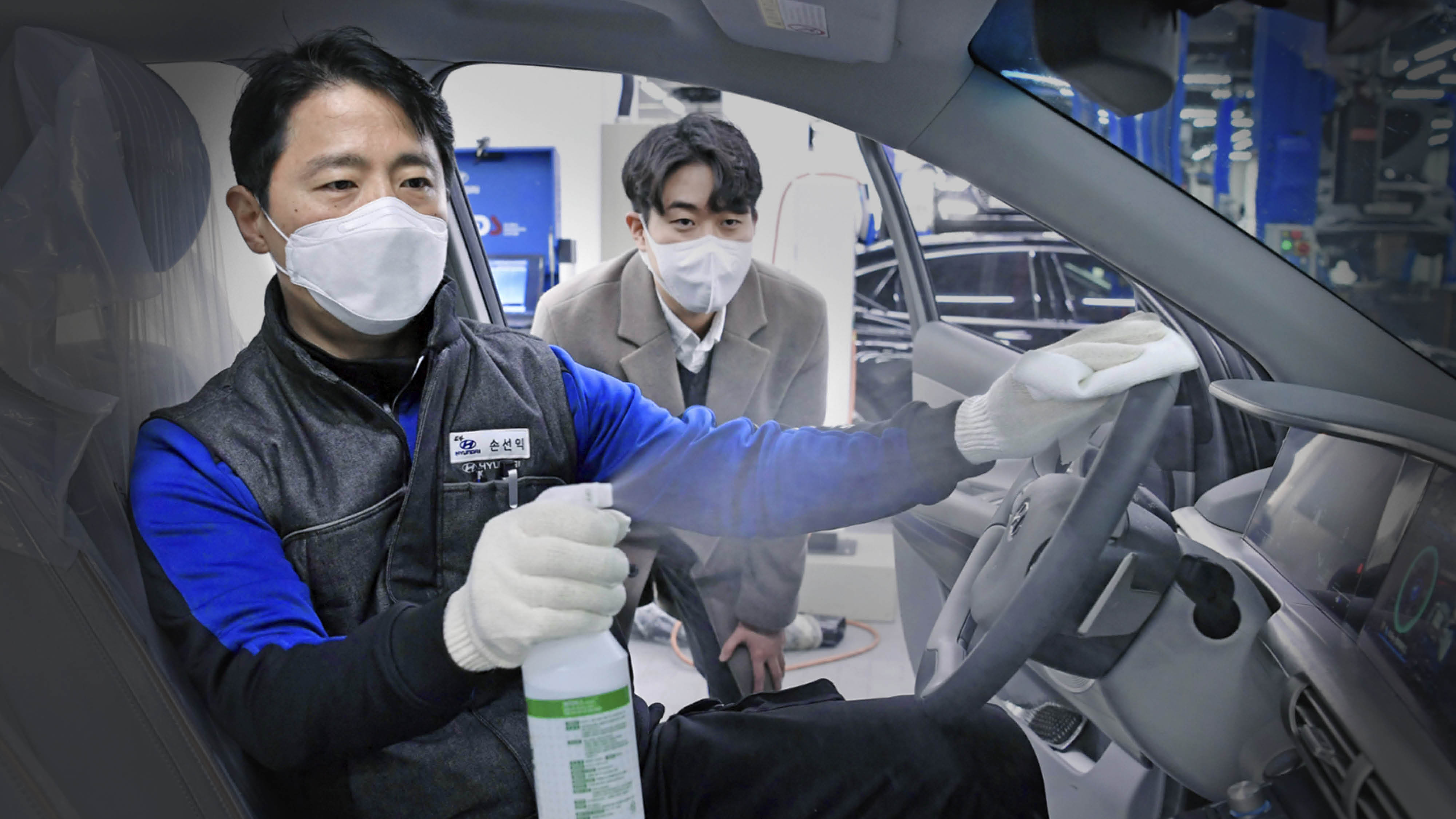 차량 내 방역 작업을 하고 있는 모습