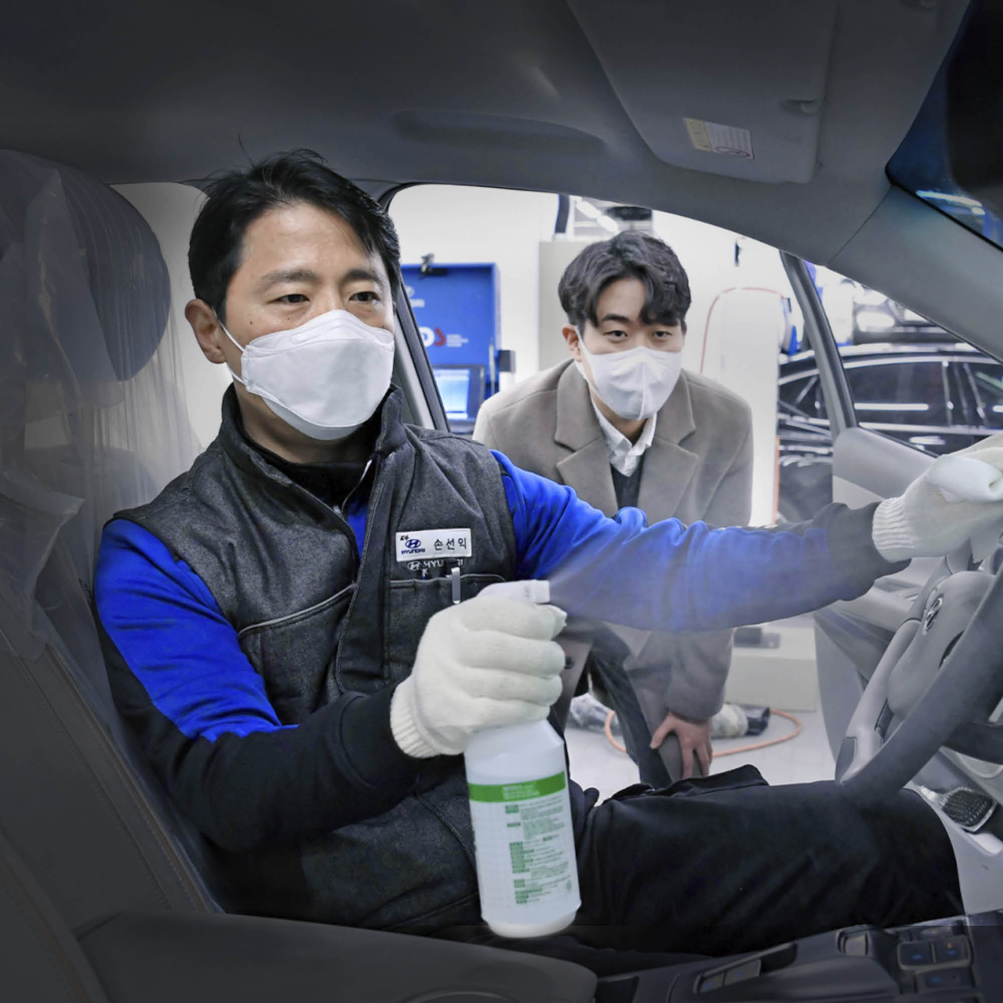 차량 내 방역 작업을 하고 있는 모습