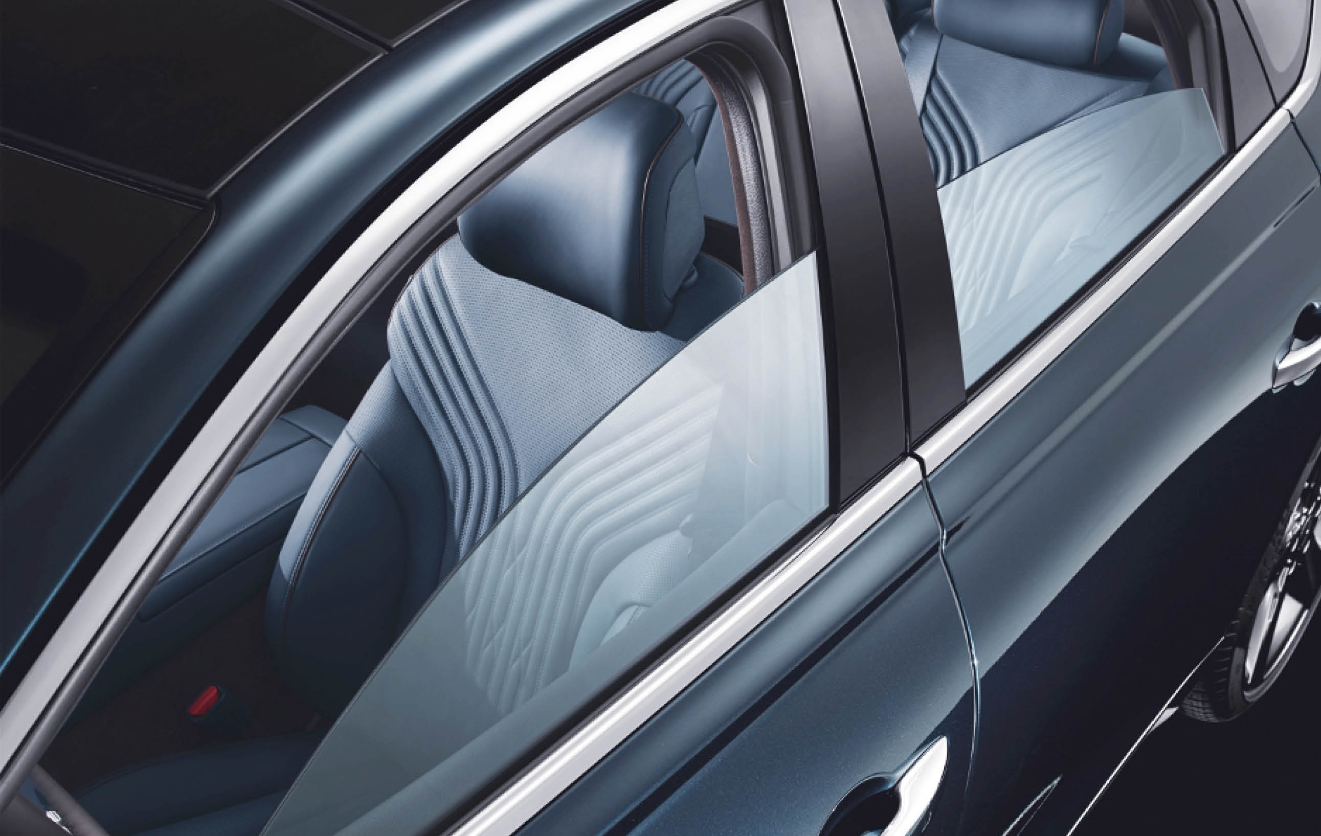 윈도우가 반쯤 열려 있는 제네시스 G80