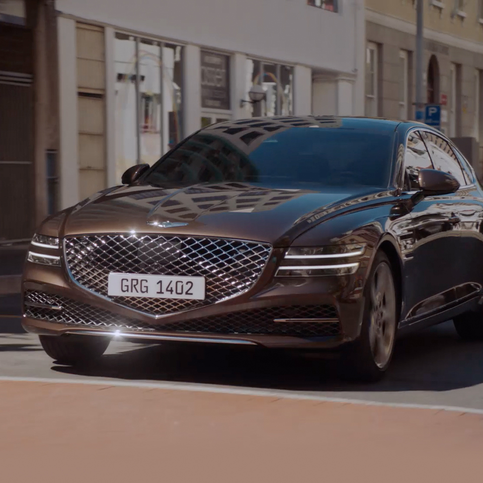 제네시스 G90의 전측면 주행에서 본 모습