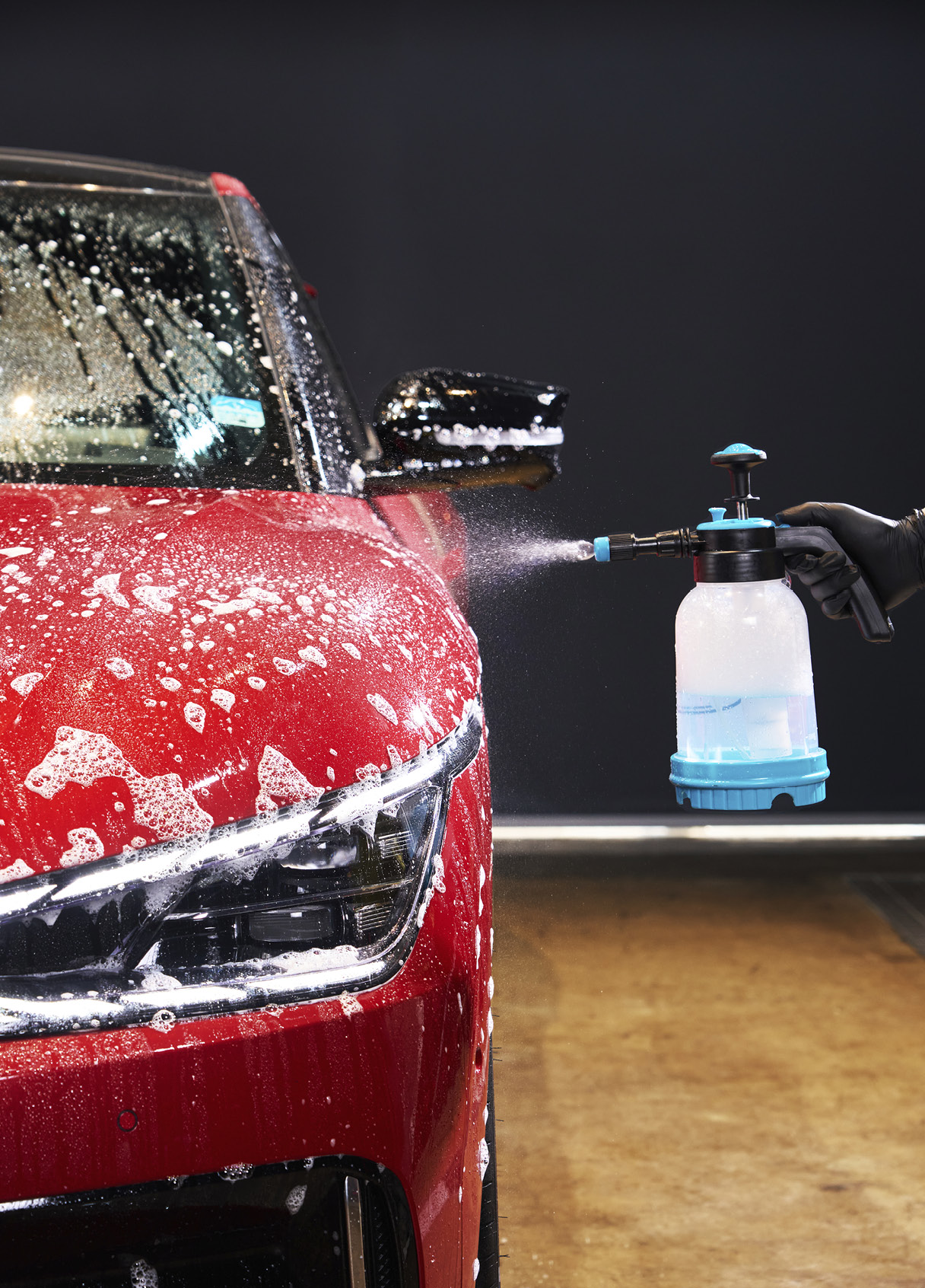 Spraying multi-purpose cleaner using a pressure sprayer for pre-wash