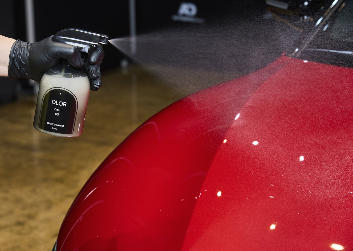 Hyundai Mobis' car wash brand OLOR's quick detailer is being sprayed.