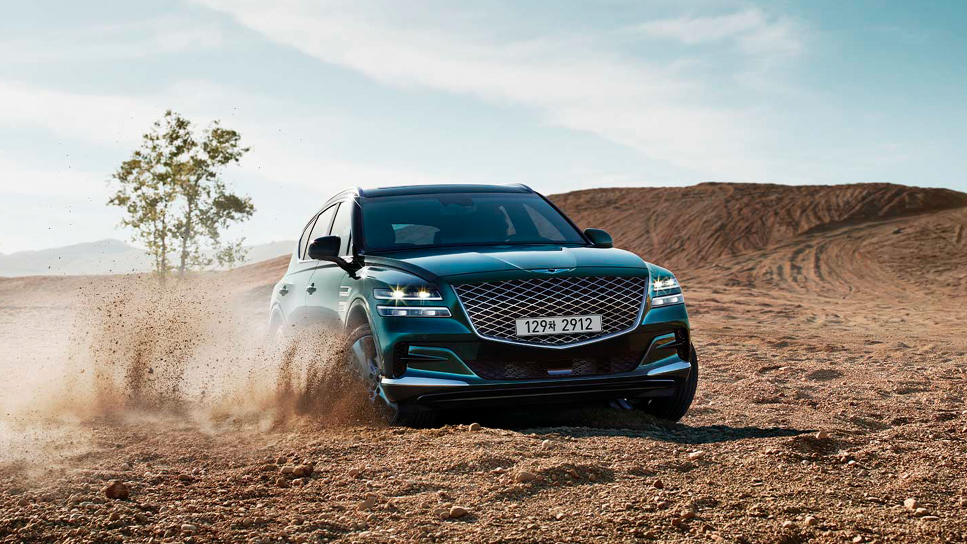 오프로드를 달리는 제네시스 GV80의 모습