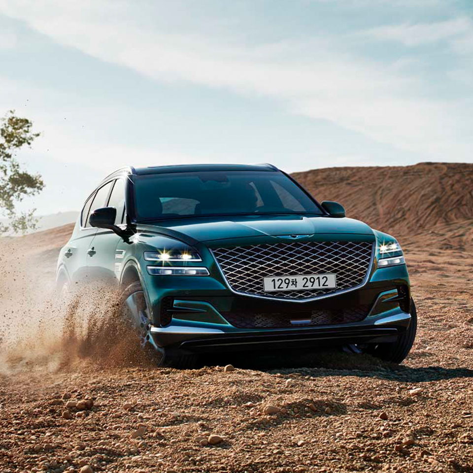 오프로드를 달리는 제네시스 GV80의 모습