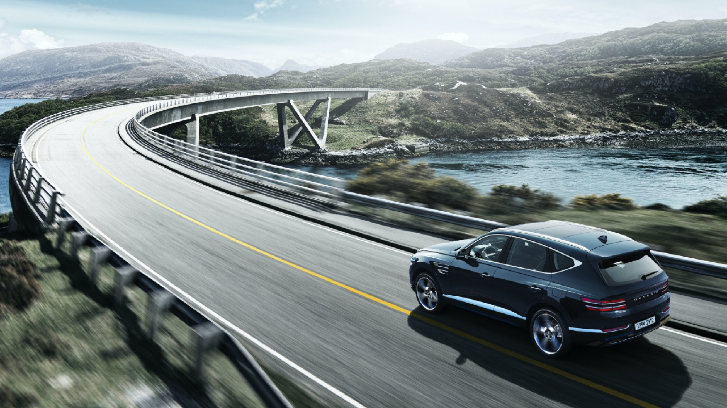 강 옆 도로를 달리는 GV80의 모습
