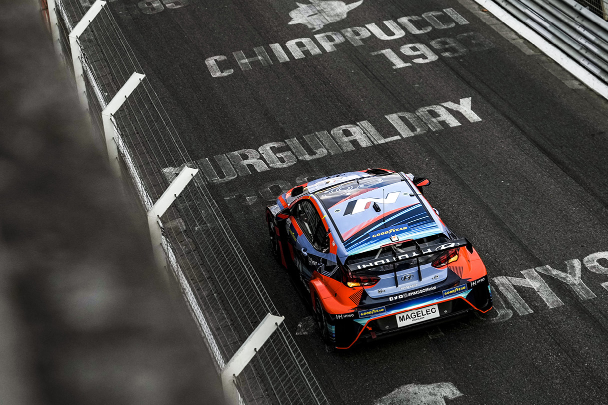 벨로스터 ETCR 경주차가 서킷 위에 놓여 있는 모습