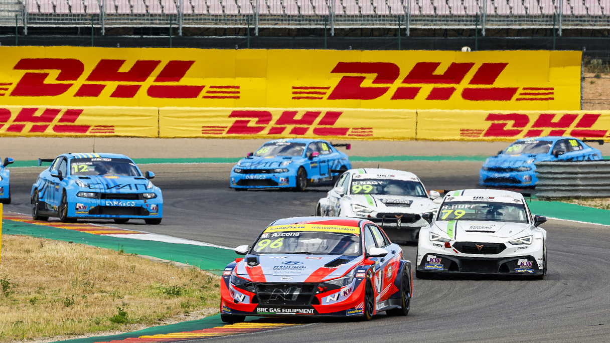 아반떼 N TCR이 경쟁 차량들과 함께 서킷을 달리고 있다