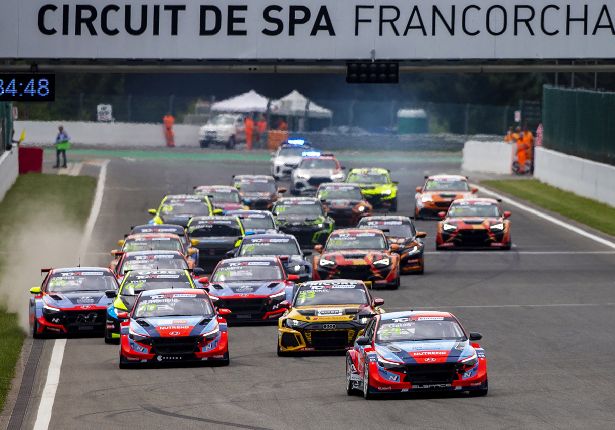 수 많은 경주차들이 스파 프랑코샹을 달리고 있다