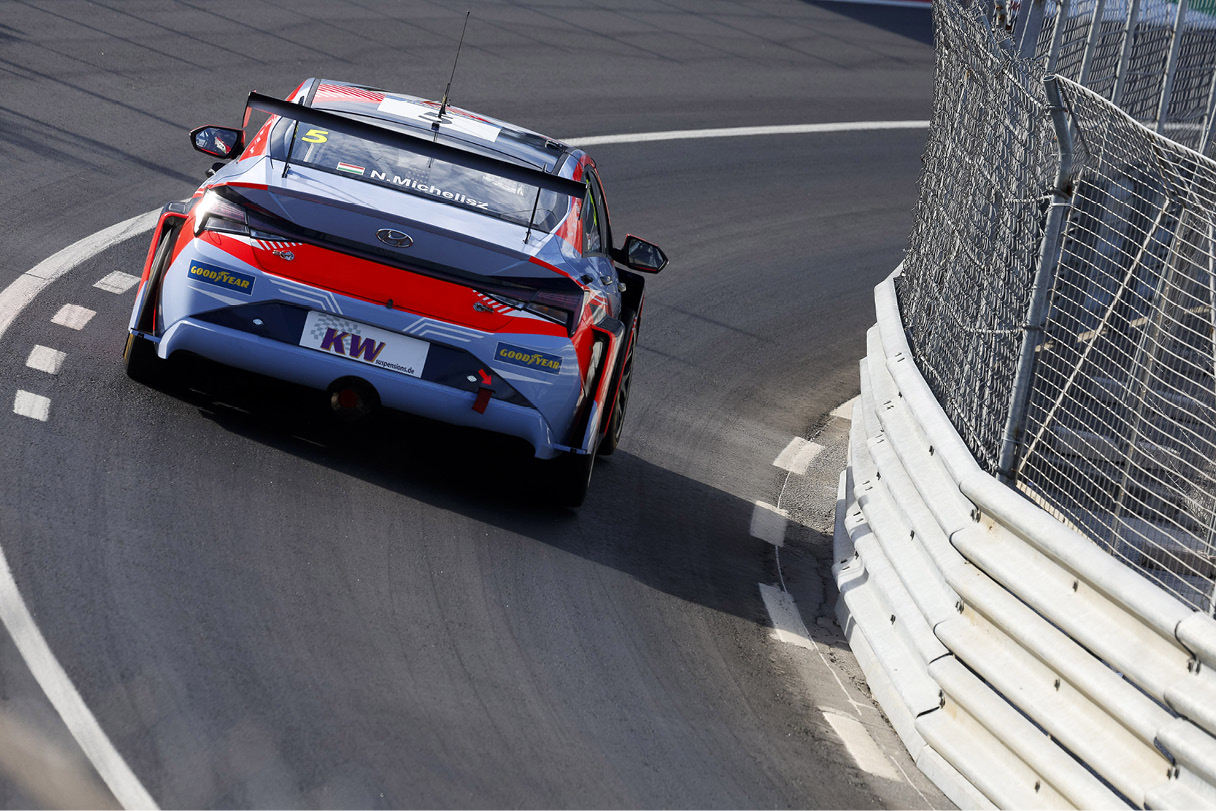 코너를 돌아나가고 있는 아반떼 N TCR