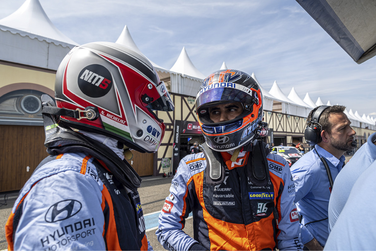 미첼리즈와 아즈코나가 경기 도중 이야기를 나누고 있다